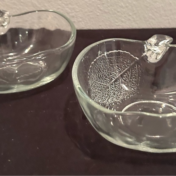 Two 5” Apple dishes leaves etched on. KIG Indonesia. - Picture 4 of 11